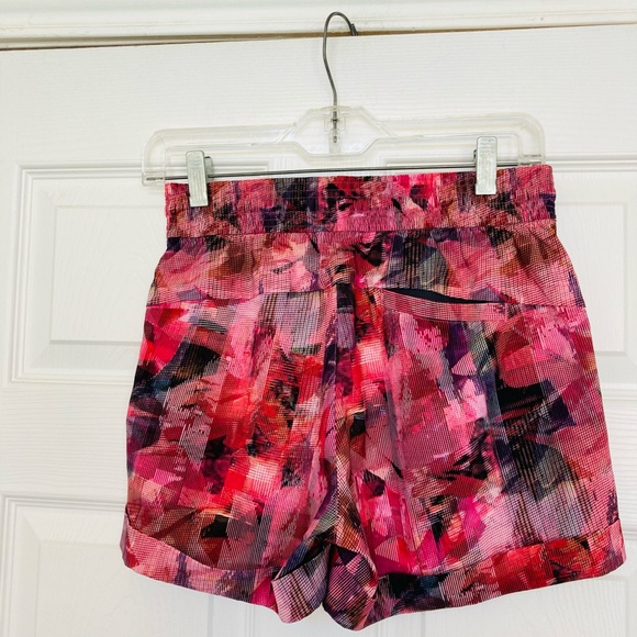Lululemon sun dazed multiprint shorts 4 - Picture 3 of 5